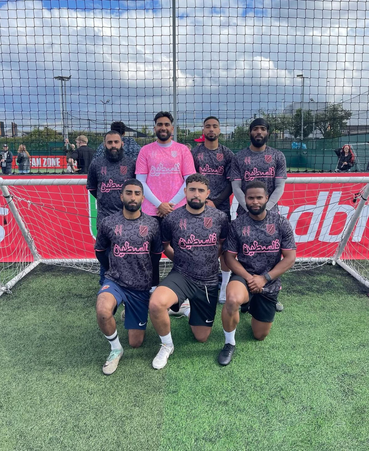 Camiseta Palestina Fútbol 2025 negra y rosa